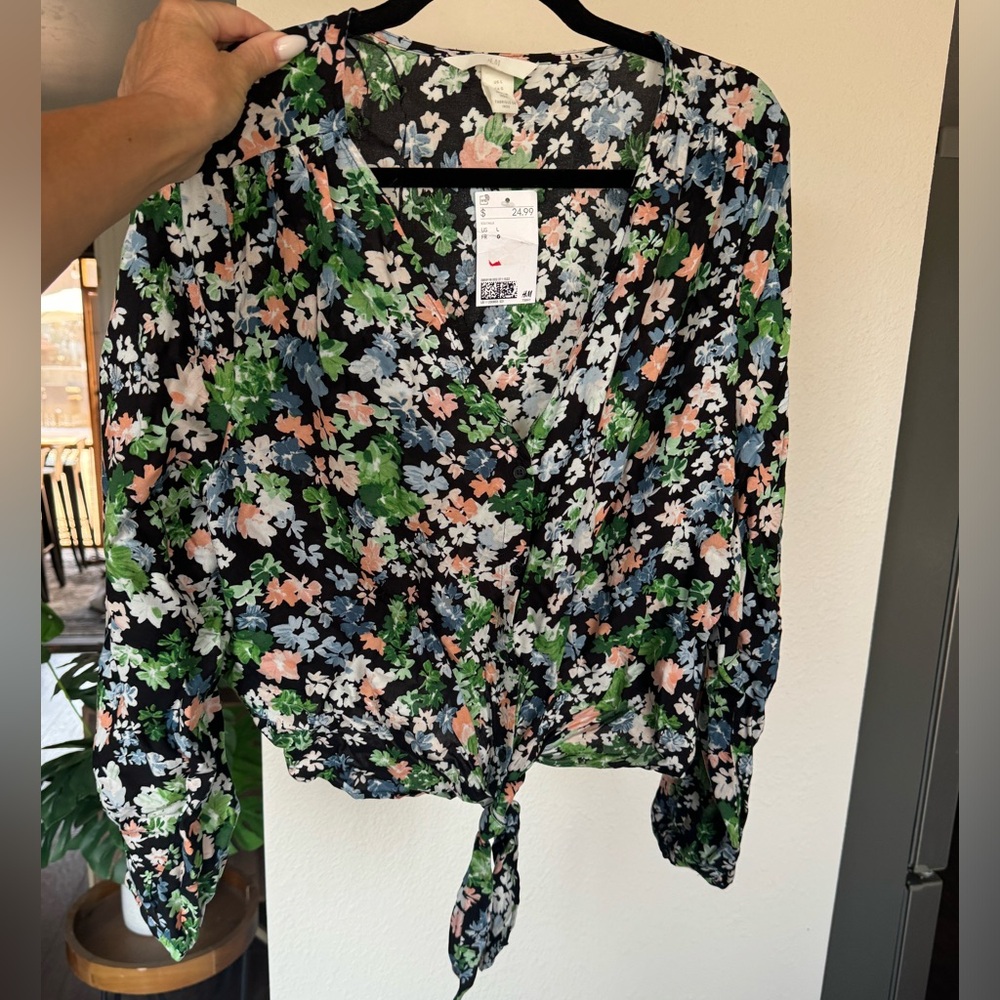 NWT! H&M women’s floral blouse. button down size large
